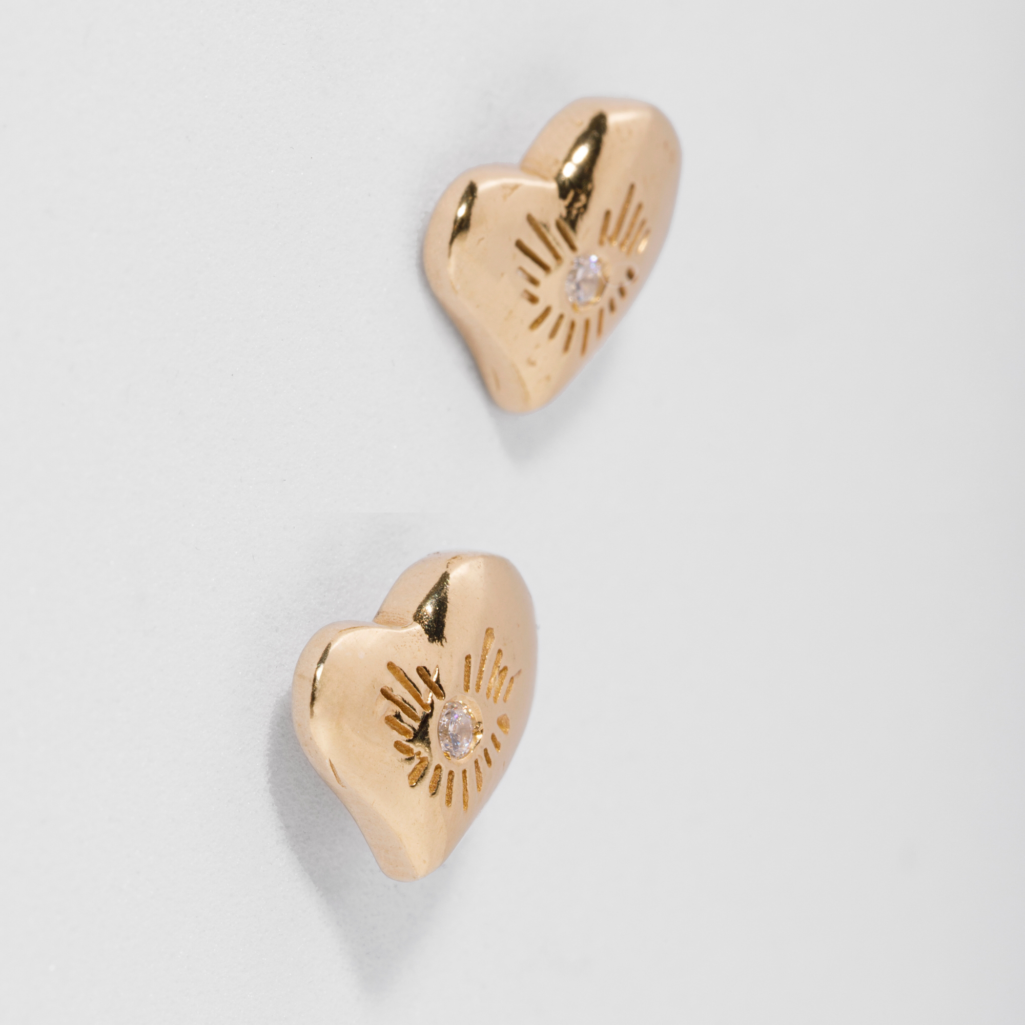 bright heart earrings in vermeil, sterling silver plated in 18k yellow gold with ethical diamonds, side view detail. Carlota Guardia Jewelry