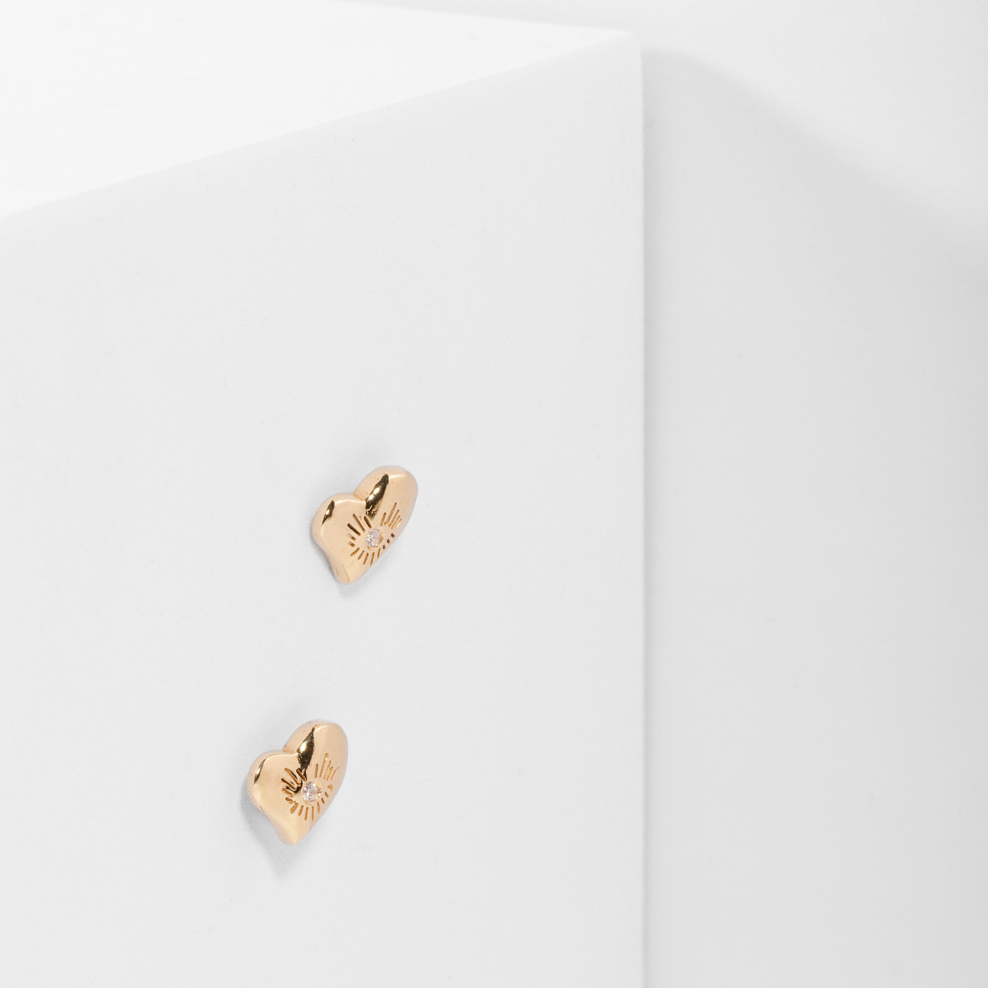 bright heart earrings in vermeil, sterling silver plated in 18k yellow gold with ethical diamonds, side view. Carlota Guardia Jewelry