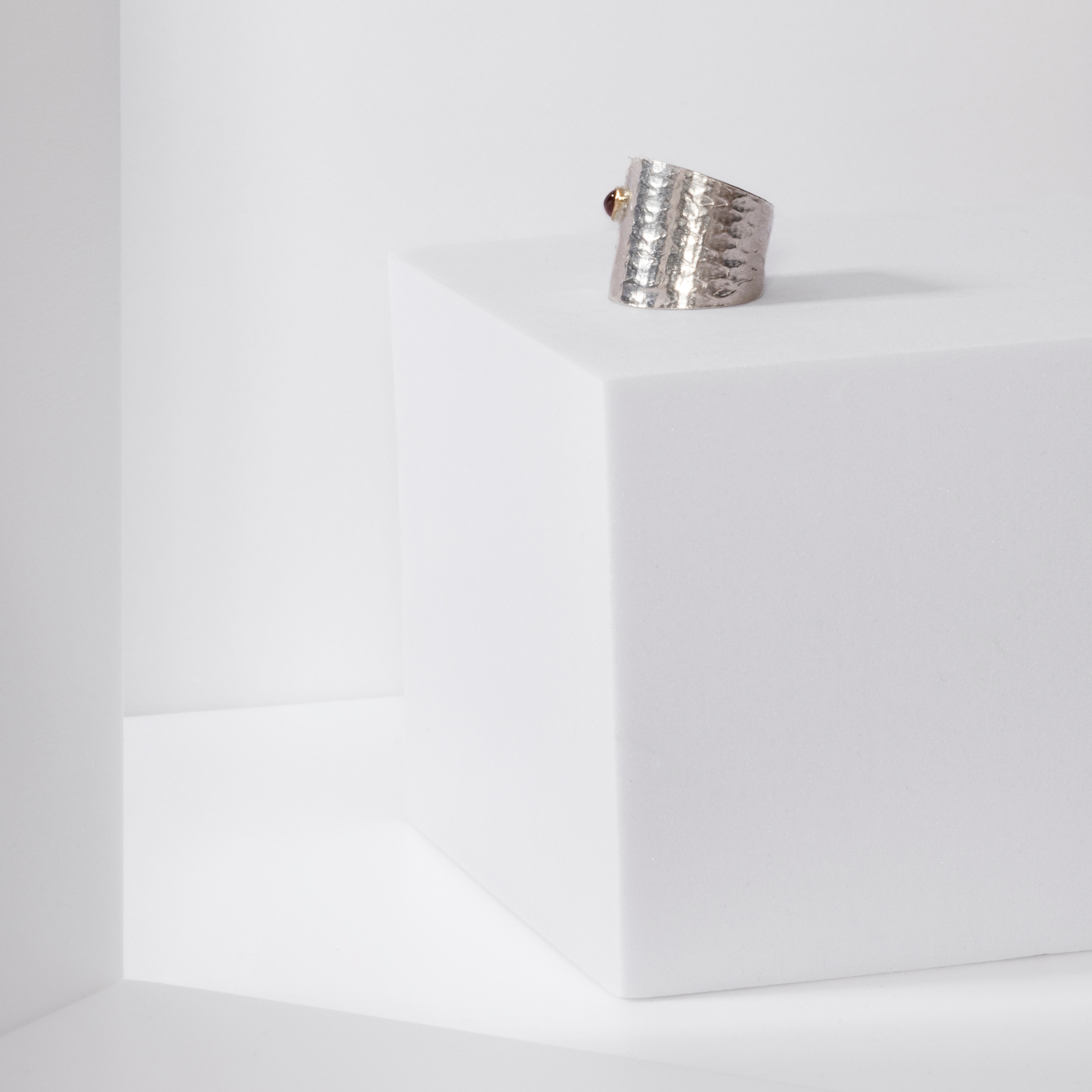 REPTILIA RING · SILVER AND NATURAL STONES