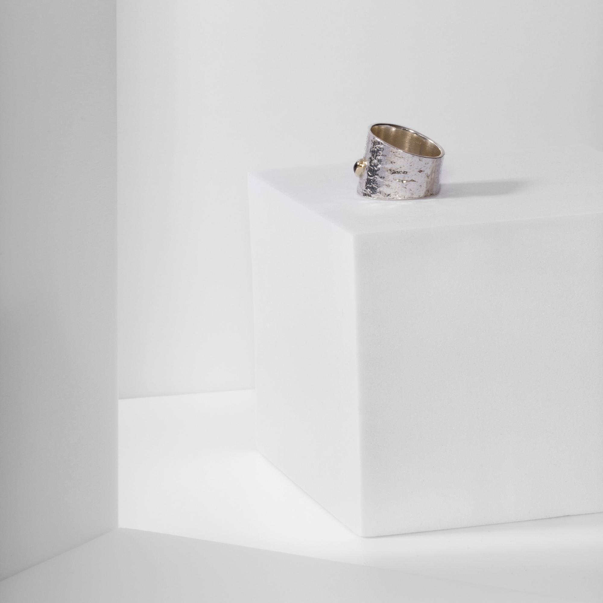 REPTILIA RING · SILVER AND NATURAL STONES