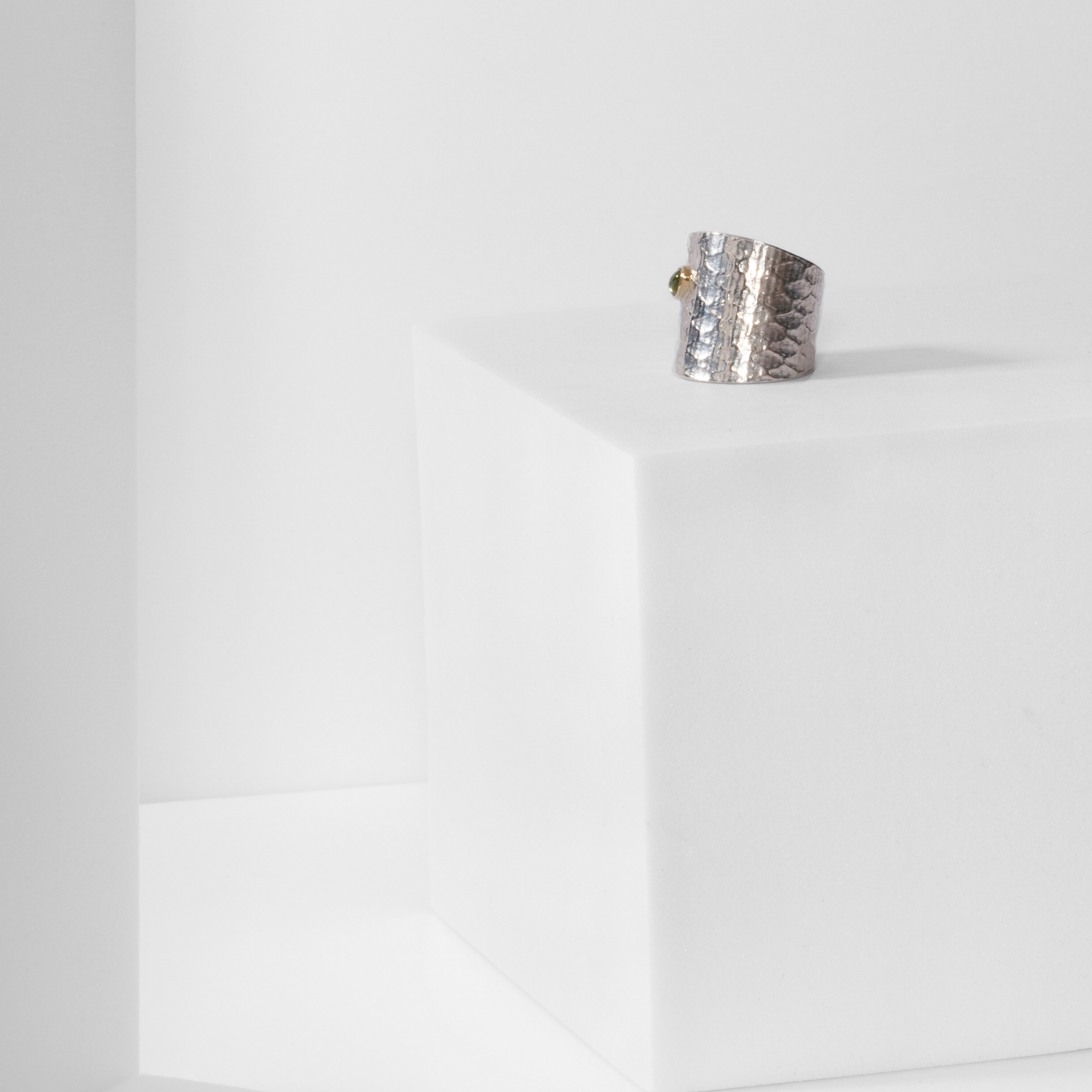 REPTILIA RING · SILVER AND NATURAL STONES