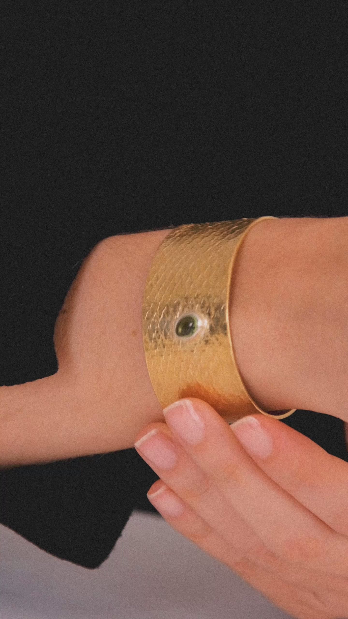 Reptilia Cuff by Carlota Guardia in vermeil and sterling silver worn by a model, showcasing the different sizes and finishes of the design