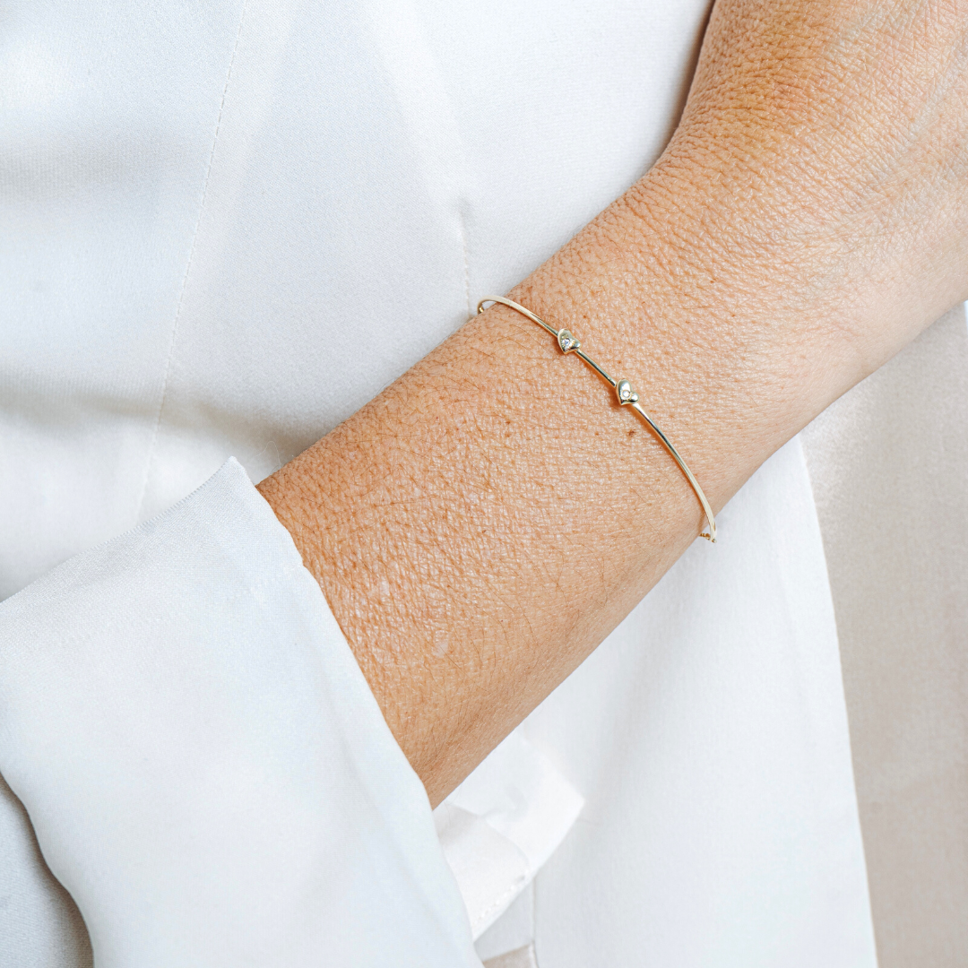 gold-diamonds-bracelet-customizable-on-wrist2.png