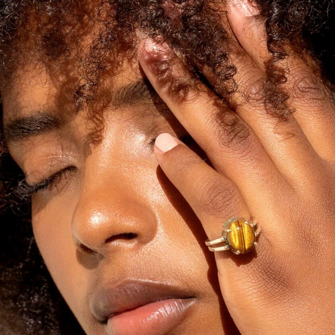 dynamic-jewel-recycled-silver-kinetic-stones-in-hand.png