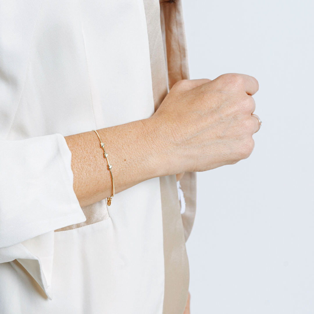gold-diamonds-bracelet-customizable-on-wrist3.png
