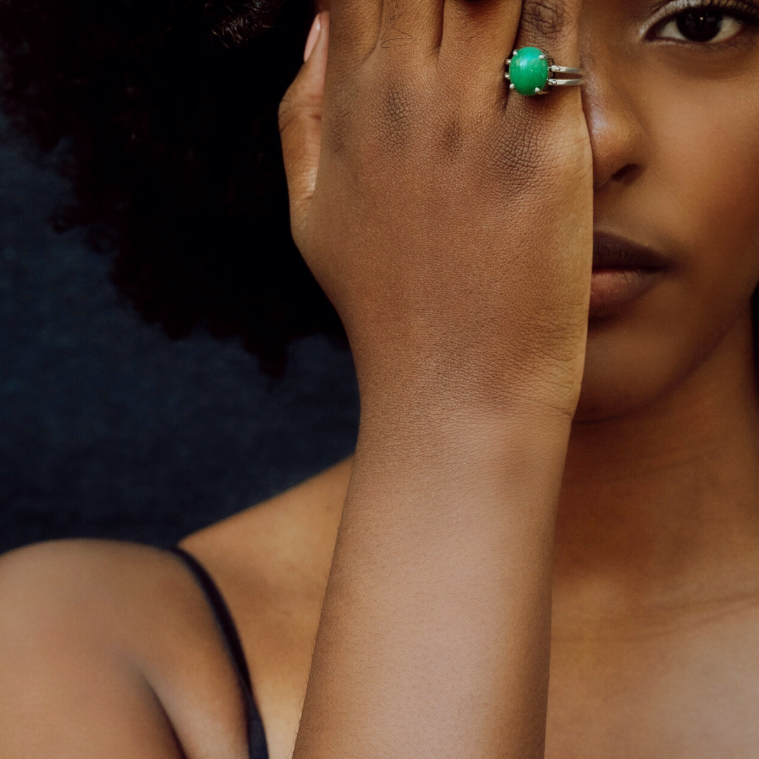 dynamic-jewel-recycled-silver-kinetic-stones-in-hand.png