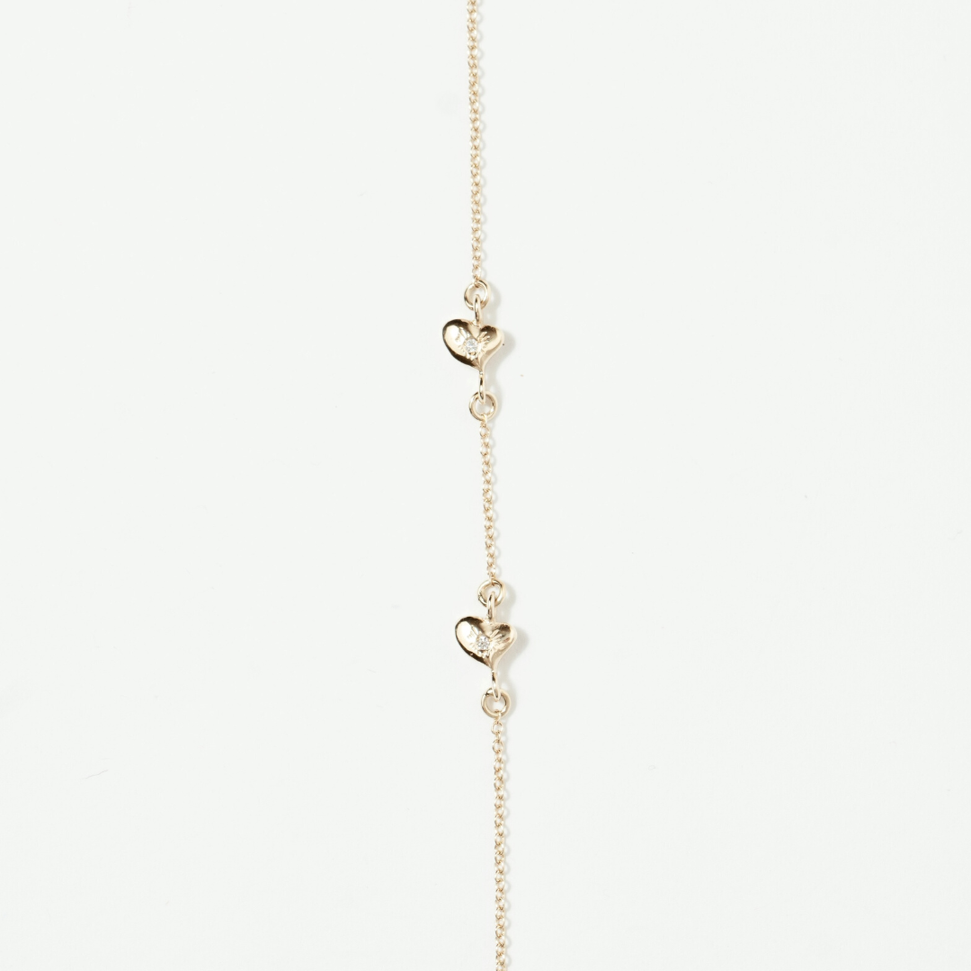 gold-chain-bracelet-hearts-diamonds-detail.png