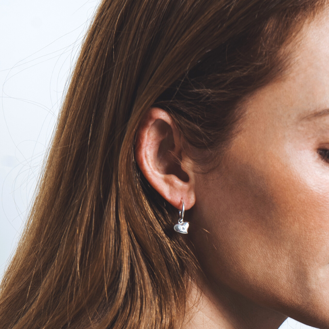less-amours-bright-silver-earrings-diamond-earrings-luminous-jewel.png