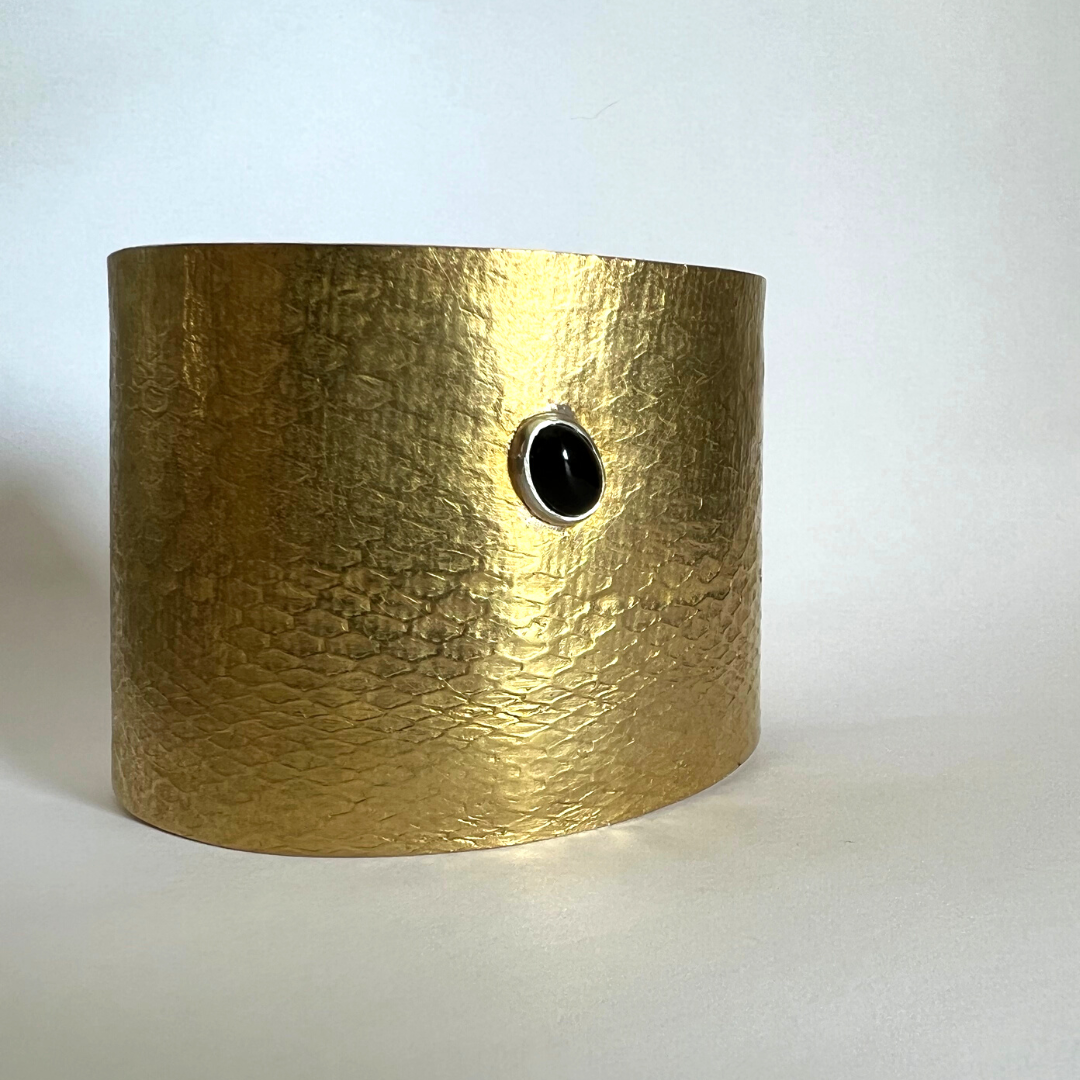 Reptilia Maxima vermeil cuff with black onyx cabochon, angled view.