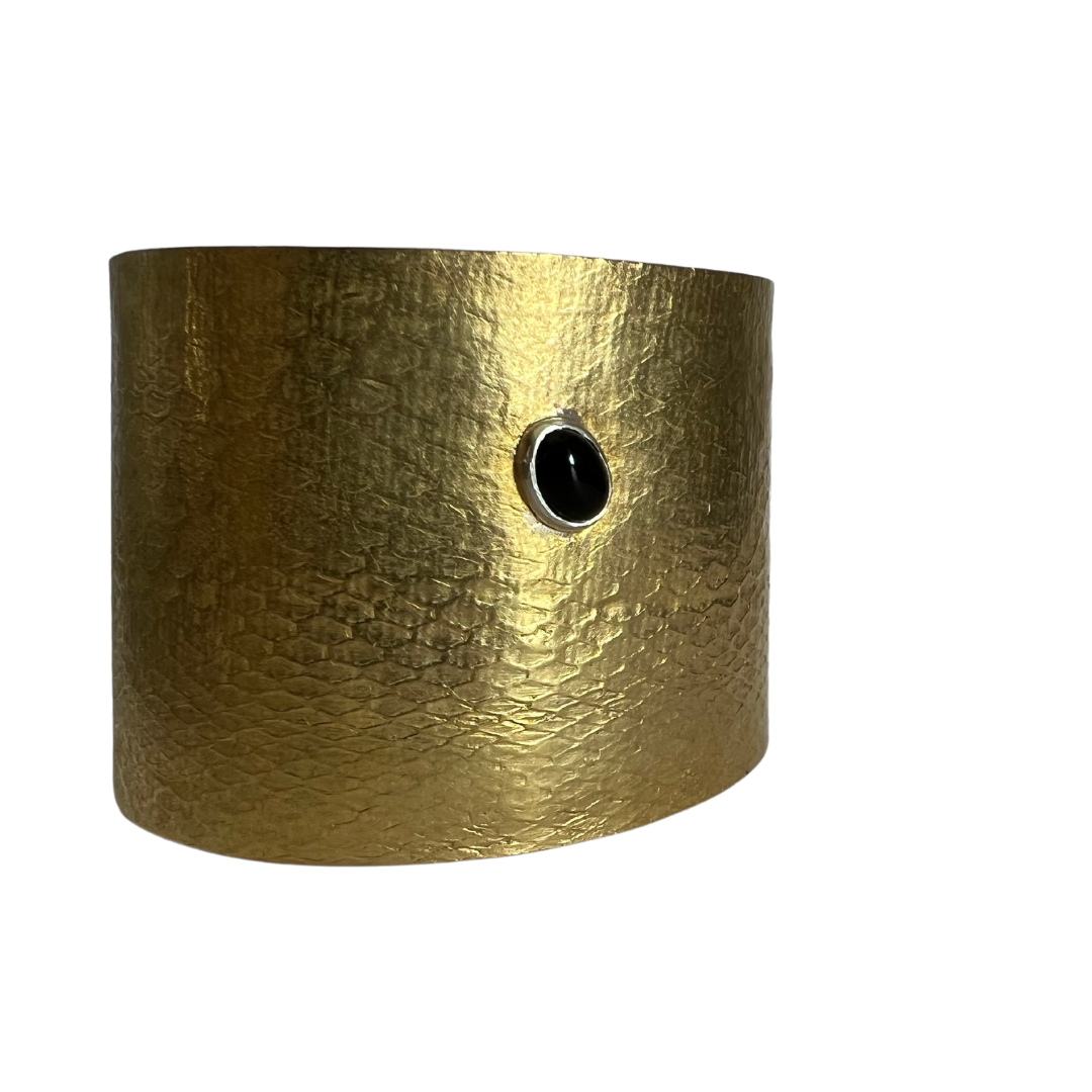 Reptilia Maxima vermeil cuff with black onyx cabochon, angled view.